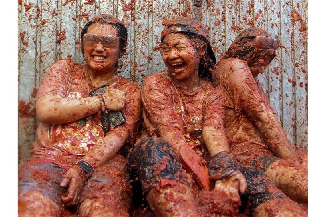 Tomatenkrieg in Spanien: 22.000 Menschen bei „La Tomatina“ Jedes Jahr kommen Tausende von Spaniern und Besuchern aus aller Welt in die kleine Stadt Buñol in Valencia, um sich bei „La Tomatina“ in Tomatenmatsche zu suhlen. Foto: Alberto Saiz/AP
