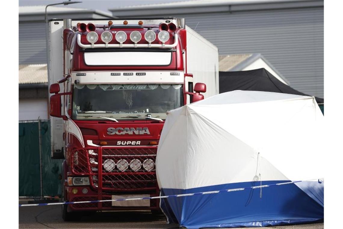 Außenministerium in Peking: Tote im Lkw-Anhänger aus China Jedes Jahr werden Tausende von Migranten illegal nach Großbritannien gebracht, vor allem in Lastwagen oder mit Schiffen und Booten. Foto: Alastair Grant/AP/dpa