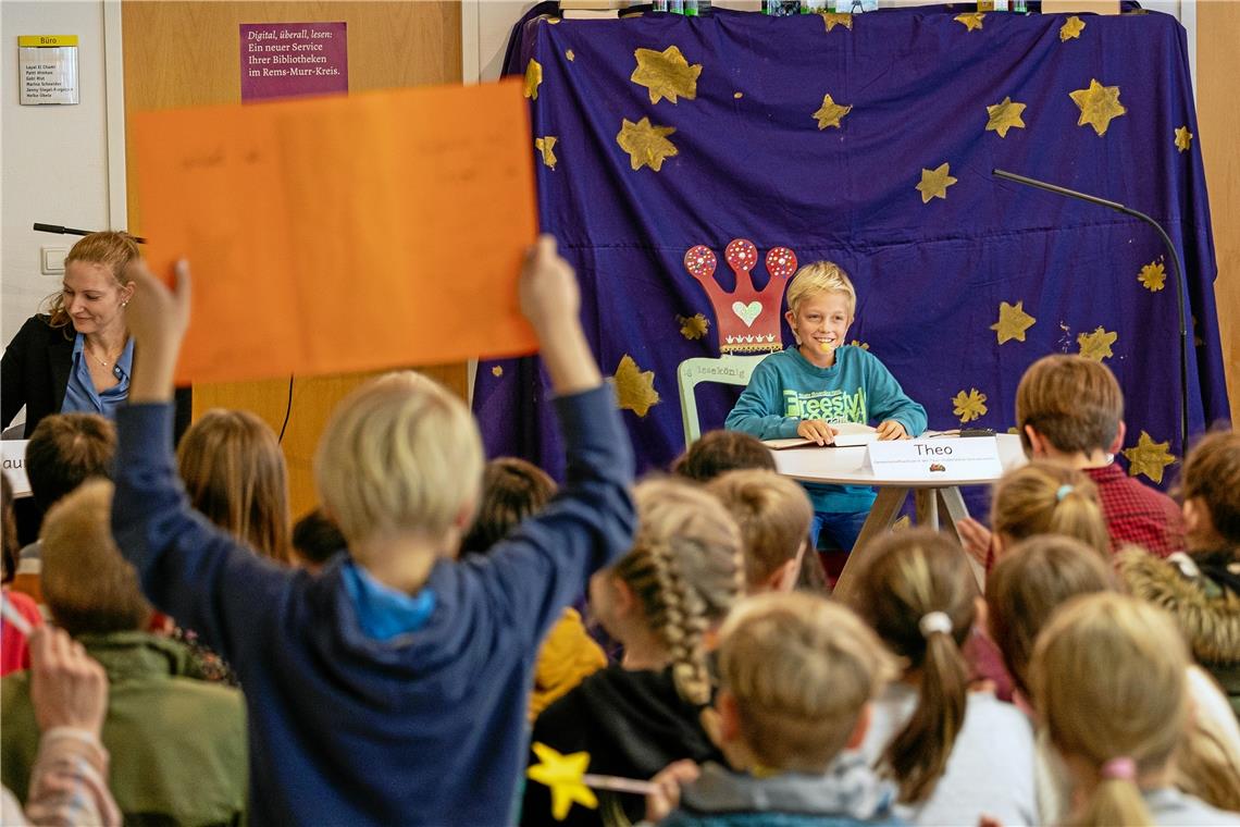 Jedes Kind liest eine Passage aus einem selbst gewählten Buch vor. Viertklässler Theo Ferber hat „Percy Jackson – Im Bann des Zyklopen“ von Rick Riordan gewählt. Foto: Alexander Becher