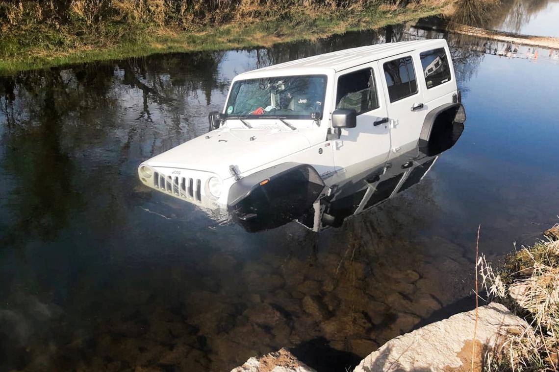 Jeep landet in der Rems bei Weinstadt - Feuerwehren und Abschleppdienst vor Ort. Foto: 7aktuell/ K. Lermer