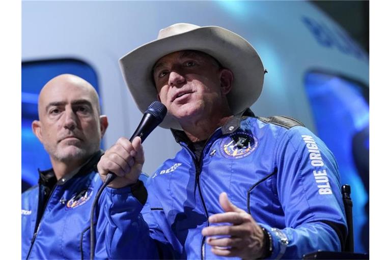 Jeff Bezos’ (r) Raumfahrtfirma Blue Origin plant eine eigene Raumstation. Foto: Tony Gutierrez/AP/dpa