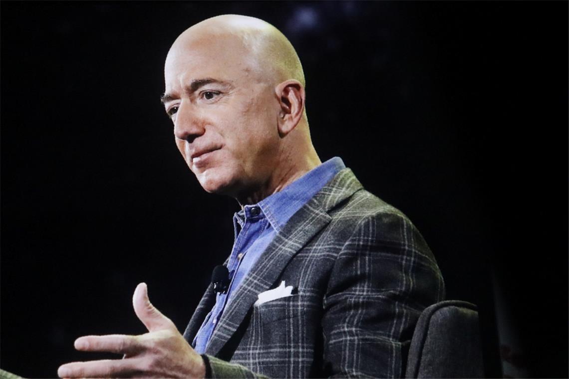 Jeff Bezos – Rutscht auf Rang vier ab und steigt mit einem neuen KI-Projekt wieder operativ ein.