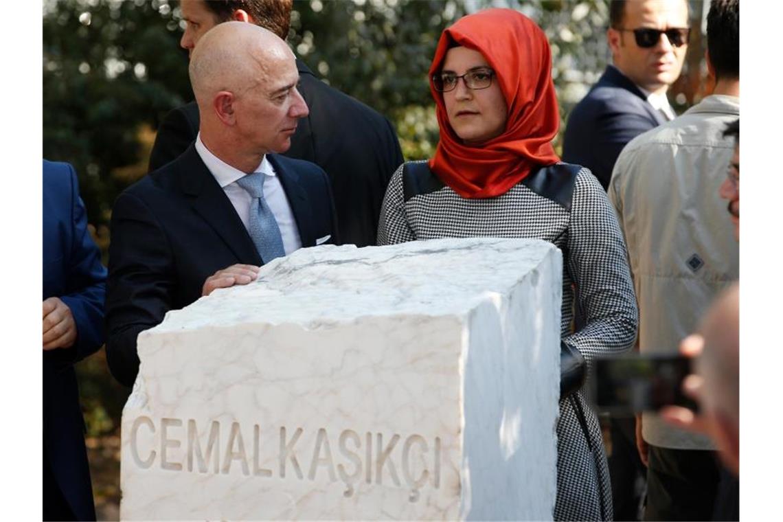 Jeff Bezos unterhält sich mit Hatice Cengiz (r), der Verlobten Kashoggis. Zum Jahrestag der Ermordung sind in Istanbul Dutzende Aktivisten und Journalisten für eine Gedenkfeier zusammengekommen. Foto: Lefteris Pitarakis/AP/dpa