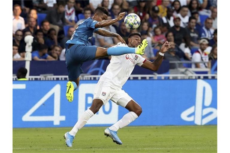 Jeff Reine-Adelaide (r) aus Lyon und Wilmar Barrios von Zenit St. Petersburg im Duell um den Ball. Foto: Laurent Cipriani/AP