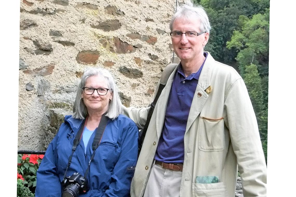 Jeff Schneider zusammen mit seiner Frau Mary Katherine Johnson auf Deutschlandtour, hier auf der Burg Eltz an der Mosel. Fotos: privat