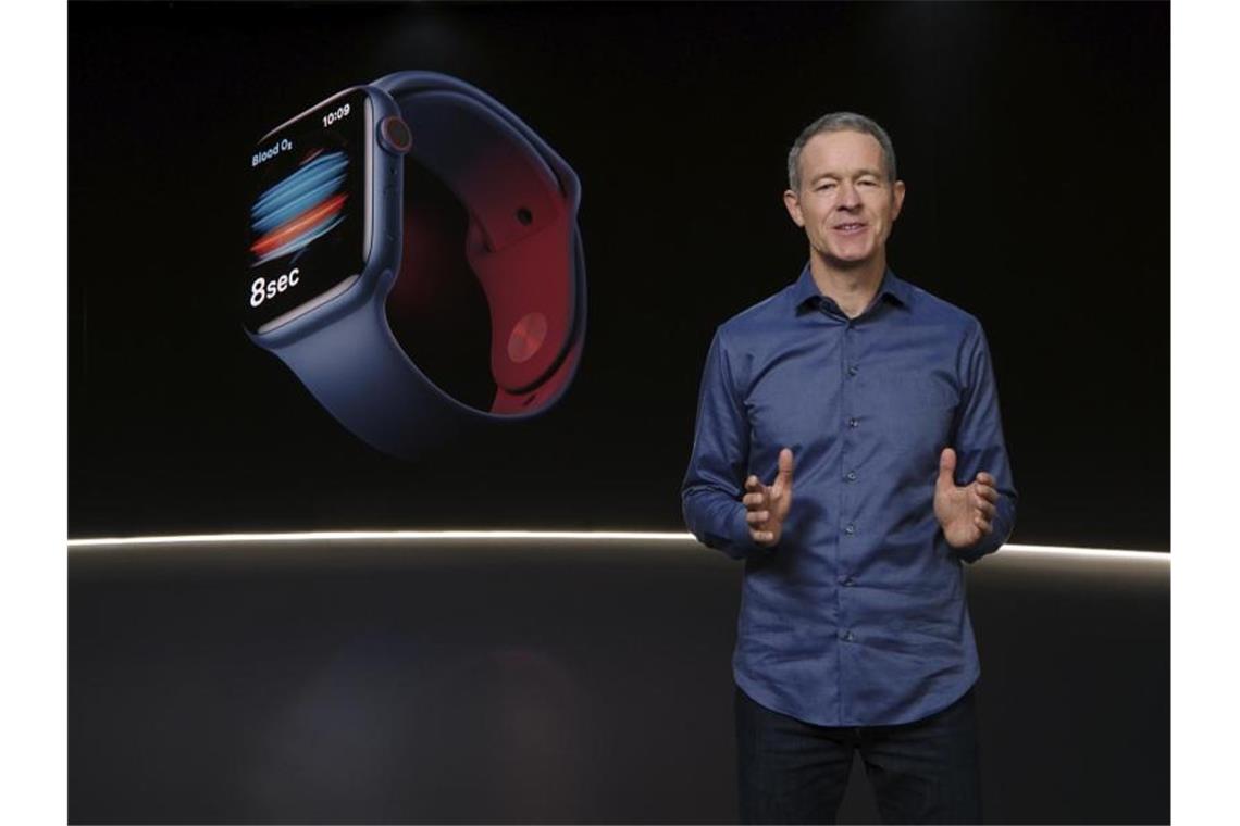 Jeff Williams, Chief Operating Officer von Apple, stellt die Apple Watch Series 6 vor. Foto: Apple/Apple via AP/dpa