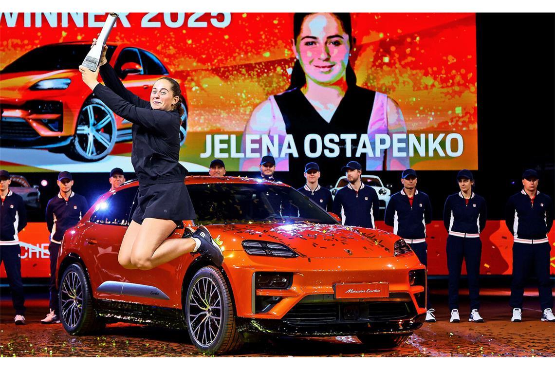 Die mentale Frische macht’s Jelena Ostapenko zeigt ihre Errungenschaften nach dem Finalsieg in Stuttgart: Pokal und Auto.