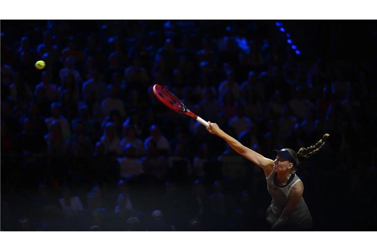 Jelena Rybakina schlägt auf beim WTA-Finale