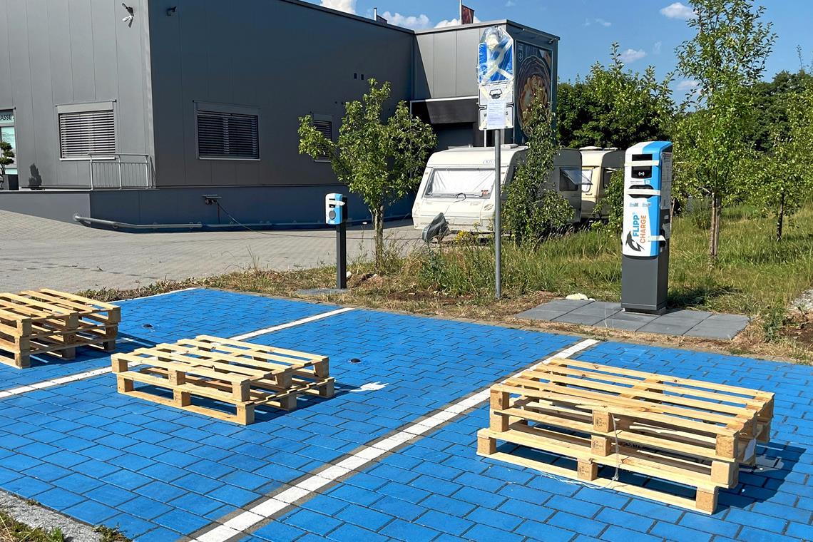 Ladestation in Oppenweiler mit Paletten blockiert Jemand hat sich jüngst viel Mühe gegeben, um die Ladestation in Oppenweiler-Zell als defekt darzustellen. Foto: privat