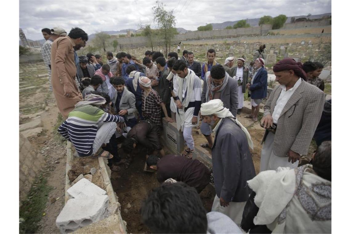 Jemeniten begraben die Opfer eines Luftangriffs. Im Jemen kämpfen die Huthi-Rebellen gegen die international anerkannte Regierung und eine mit ihr verbündete Militärkoalition. Foto: Hani Al-Ansi/Archiv