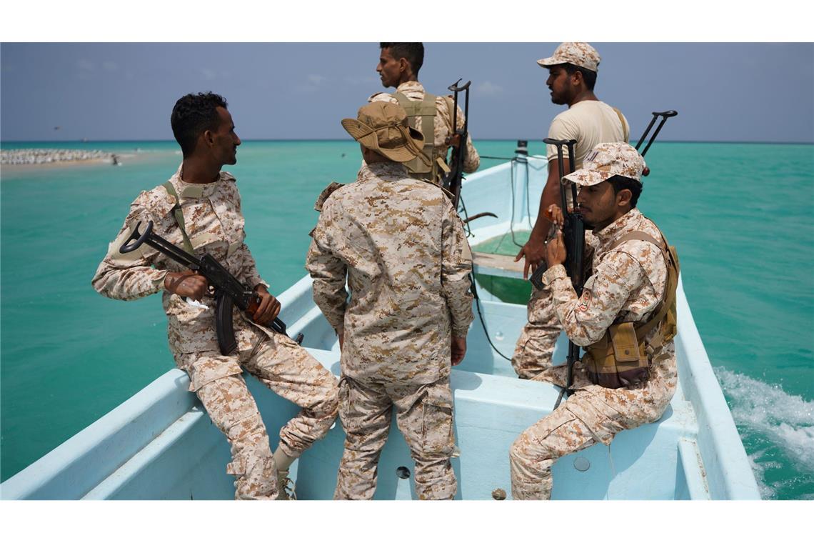 Jemenitische Soldaten patrouillieren in der strategisch wichtigen Straße von Bab el-Mandeb im Jemen.