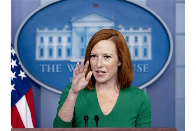 Jen Psaki bei einem Pressebriefing. Die Sprecherin des Weißen Hauses hat sich trotz Impfung mit dem Coronavirus infiziert. Foto: Andrew Harnik/AP/dpa
