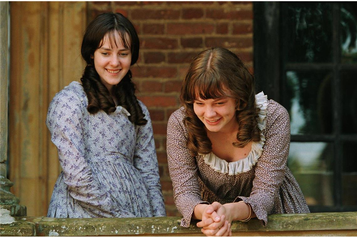Die wohl romantischste Regen-Szene der Filmgeschichte Jena Malone (l.) und Carey Mulligan spielen die Schwestern Lydia und Kitty Bennet.