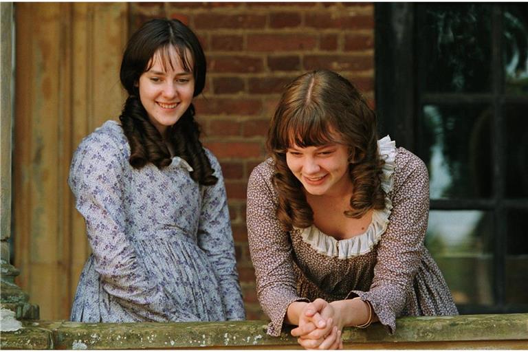 Jena Malone (l.) und Carey Mulligan spielen die Schwestern Lydia und Kitty Bennet.