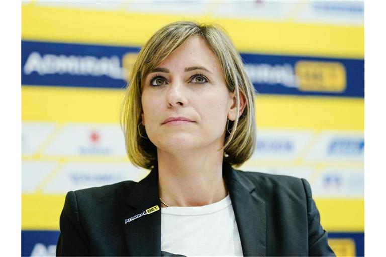 Jennifer Kettemann, Geschäftsführerin der Rhein-Neckar Löwen, sitzt bei einer Pressekonferenz. Foto: Uwe Anspach/dpa/Archivbild