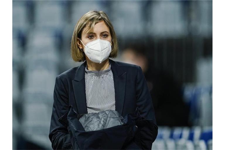 Jennifer Kettemann, Geschäftsführerin der Rhein-Neckar Löwen, mit Mund-Nasen-Schutz. Foto: Uwe Anspach/dpa/Archivbild