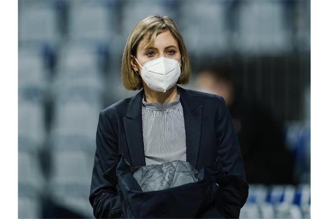 Rhein-Neckar Löwen richten Finale um Europapokal aus Jennifer Kettemann, Geschäftsführerin der Rhein-Neckar Löwen, steht mit Mund-Nasen-Schutz auf der Tribüne. Foto: Uwe Anspach/dpa/Archivbild