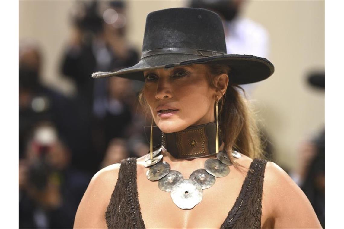 Stars feiern US-Mode bei Met-Gala in New York Jennifer Lopez bei der diesjährigen Met-Gala. Foto: Evan Agostini/Invision via AP/dpa