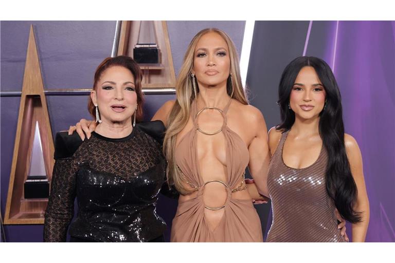 Jennifer Lopez (Mitte) moderierte die AMA-Verleihung in Las Vegas.