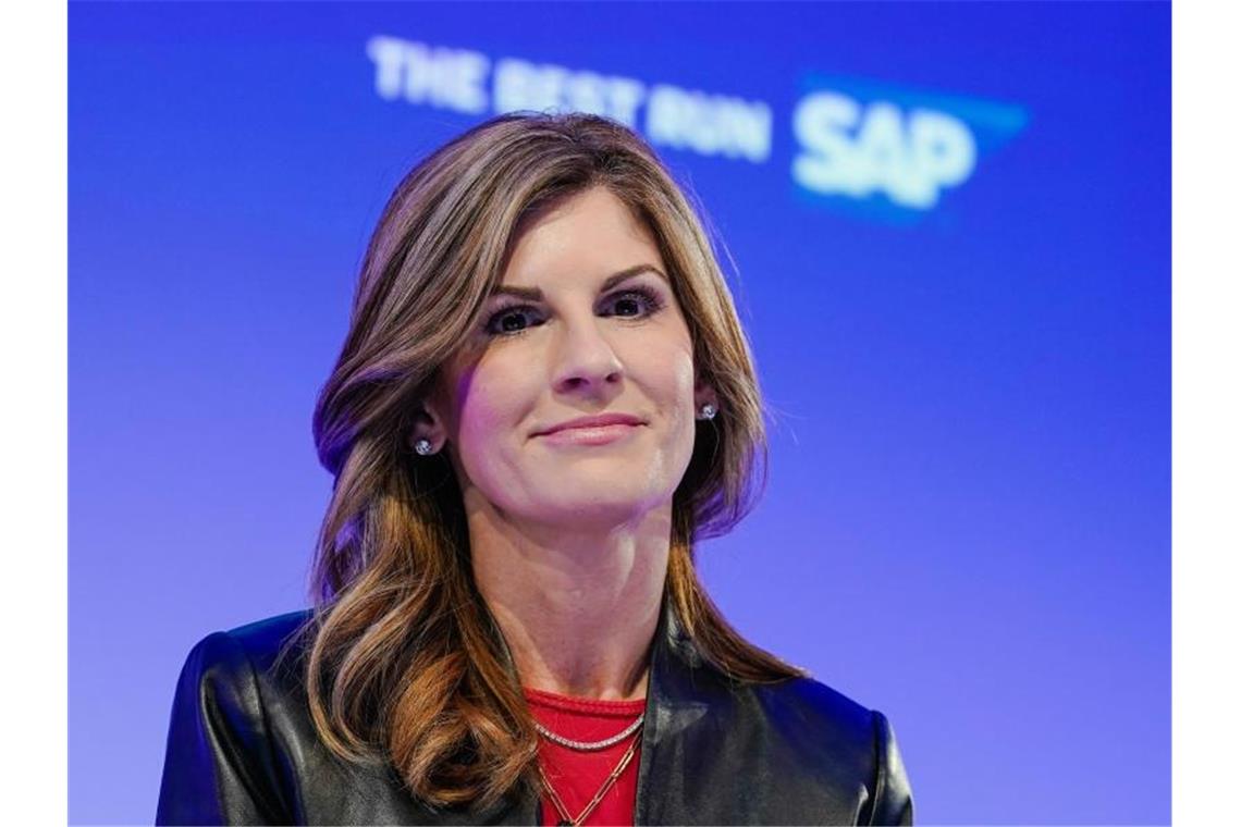 Jennifer Morgan, Co-Vorstandsvorsitzende des Softwarekonzerns SAP, sitzt bei einer Pressekonferenz. Foto: Uwe Anspach/dpa/Archivbild