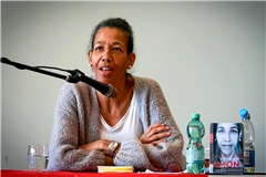 Jennifer Teege im Dialog mit den Schülern des Backnanger Schulzentrums. Foto: Alexander Becher