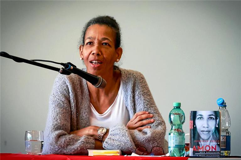 Jennifer Teege im Dialog mit den Schülern des Backnanger Berufschulzentrums. Foto: Alexander Becher