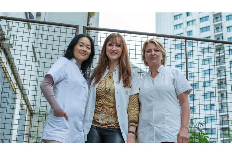 Jenny (Yvonne Yung Hee Bormann), Lulu (Deborah Kaufmann) und Kathi (Jördis Triebel) schmeißen die „Beauty Oase Marzahn“.
