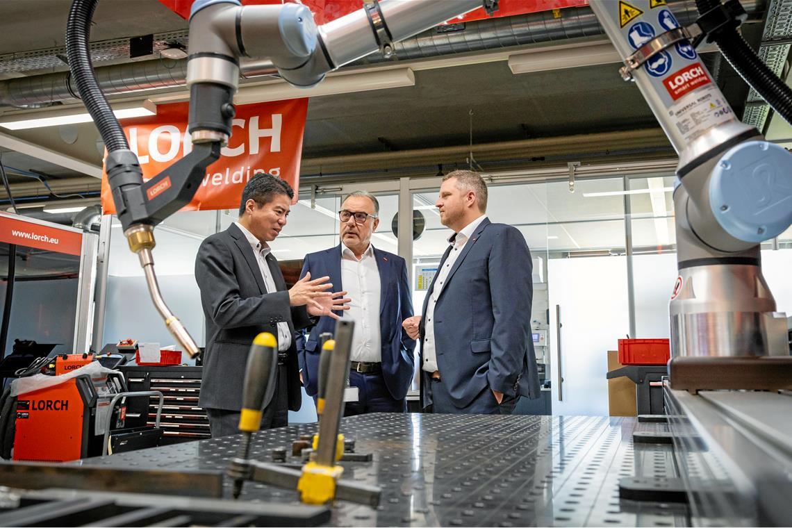 Wechsel bei Auenwalder Firma Lorch ist geglückt Jens Gauder (rechts) führt jetzt zusammen mit dem Japaner Norihito Takahashi den Auenwalder Hersteller von Schweißgeräten. Der langjährige Inhaber und Firmenchef Wolfgang Grüb (Mitte) ist nur noch als Berater mit dabei. Foto: Alexander Becher