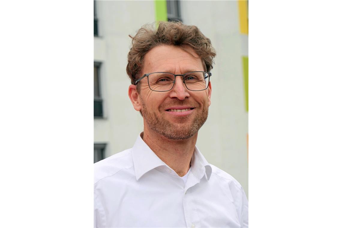 Endometriose: Der schmerzhafte Weg zu einer Diagnose Jens Haßfeld, Facharzt für Gynäkologie und Geburtshilfe sagt: „Bei Endometriose ist es als Arzt besonders wichtig, sich viel Zeit zu nehmen und das Auftreten der Schmerzen genau abzufragen.“ Foto: Rems-Murr-Kliniken
