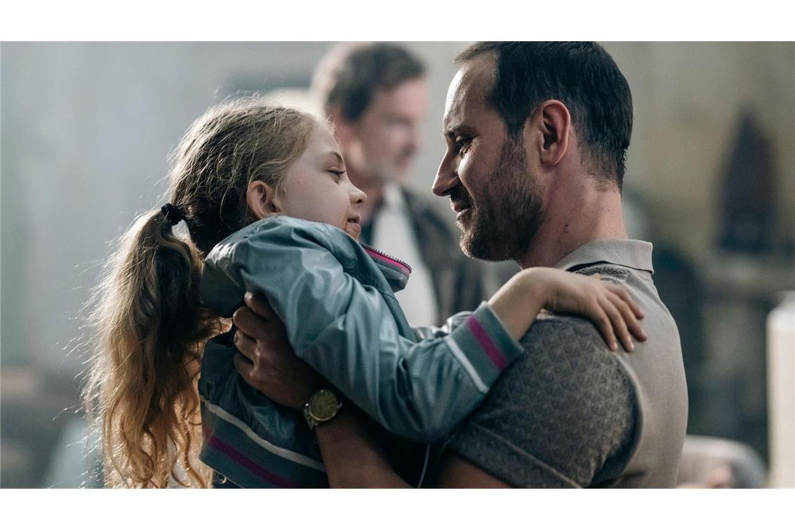 Jens Hielscher (Sebastian Zimmler) mit Zoe