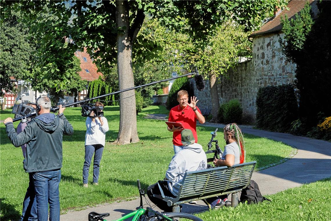 Auf ein Neues im Stadt-Land-Quiz Jens Hübschen (rotes Shirt) war im September unter anderem im Murrhardter Stadtgarten unterwegs, um je zwei Freiwillige für eine spontane Mitmachrunde beim Quiz zu finden. Foto: J. Fiedler