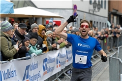 Jens Mergenthaler jubelt beim Zieleinlauf: Der 28-Jährige hat zum sechsten Mal den Backnanger Silvesterlauf gewonnen und dabei den Streckenrekord geknackt.  Foto: Alexander Becher
