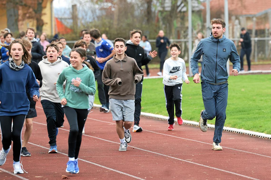 Jens Mergenthaler (rechts) schaut ganz genau hin, ob er den Schülerinnen und Schülern sofort Tipps geben kann. Foto: Alexander Hornauer