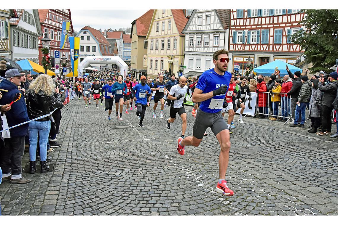 Jens Mergenthaler (Winnenden) an der Spitze des Feldes kurz nach dem Start. Silv...