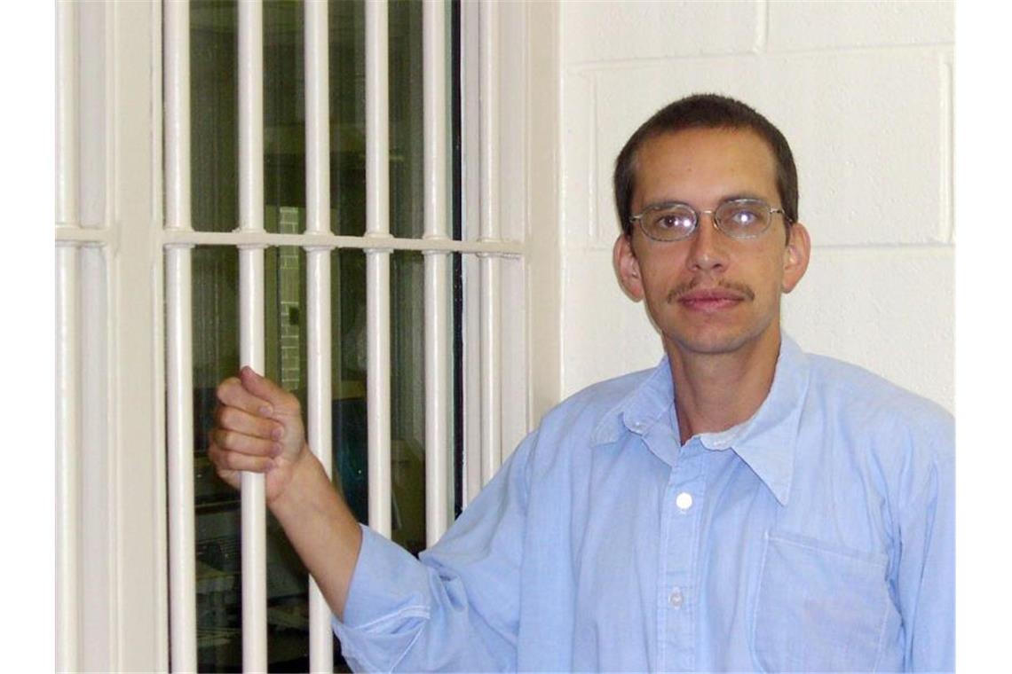 Jens Söring im Jahr 2003 in der Justizvollzugsanstalt Brunswick. Foto: Carlos Santos/AP/dpa