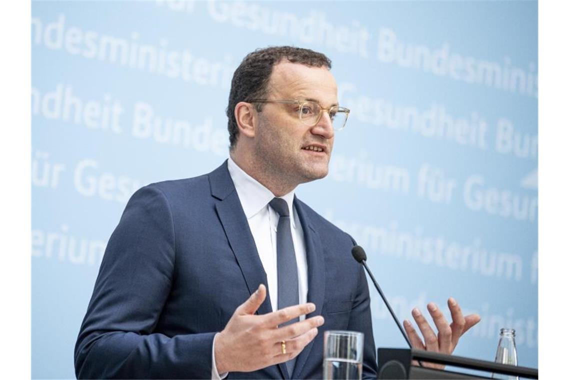 Jens Spahn äußert sich auf einer Pressekonferenz zu den Konsequenzen der Stiko-Empfehlung. Foto: Fabian Sommer/dpa