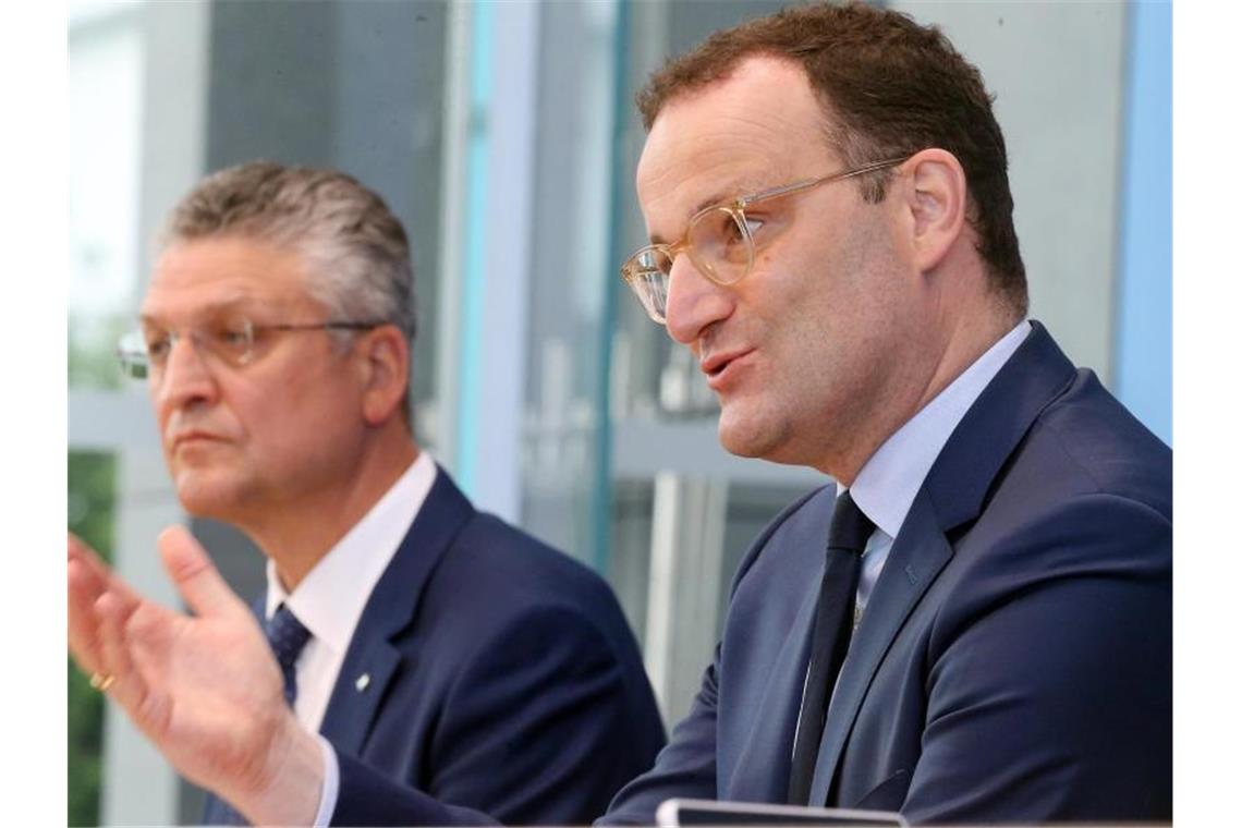 Jens Spahn, Bundesgesundheitsminister, und Lothar Wieler, Präsident des Robert-Koch-Instituts, beantworten während einer Pressekonferenz Fragen. Foto: Wolfgang Kumm/dpa