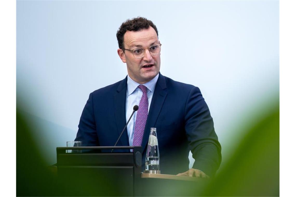 Jens Spahn (CDU), Bundesgesundheitsminister, äußert sich bei einer Pressekonferenz nach der Videokonferenz der EU-Gesundheitsminister. Foto: Bernd von Jutrczenka/dpa