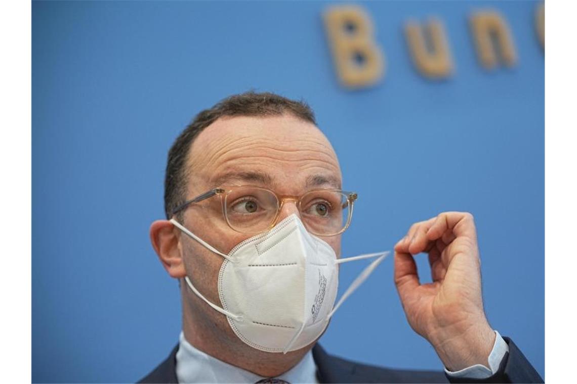 Jens Spahn (CDU), Bundesminister für Gesundheit, nimmt an einer Pressekonferenz zu Grippeimpfung und Corona teil. (Archivbild). Foto: Michael Kappeler/dpa