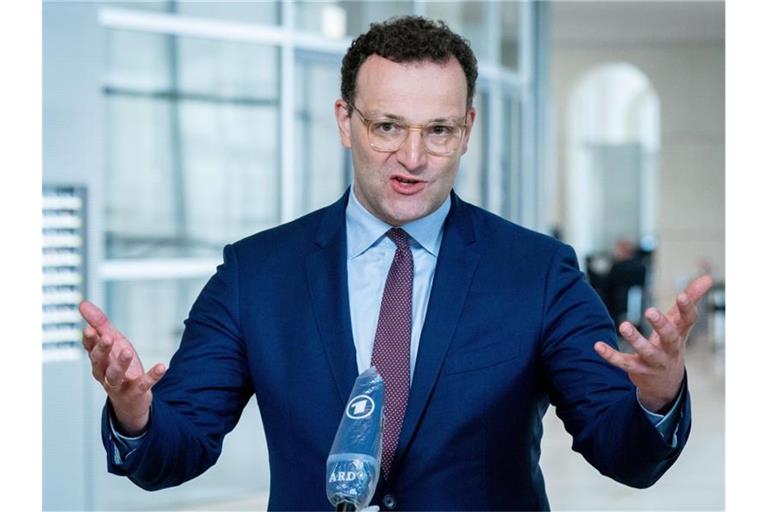 Jens Spahn (CDU), Bundesminister für Gesundheit, spricht am Rande der Plenarsitzung im Deutschen Bundestag zu den Medienvertretern. Foto: Kay Nietfeld/dpa