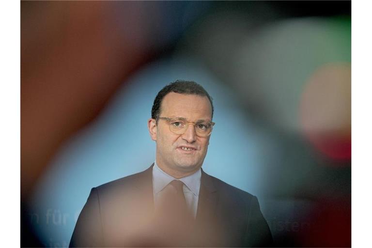 Jens Spahn (CDU), Bundesminister für Gesundheit, spricht bei einem Pressestatement nach den Beratung über ein einheitliches Vorgehen bei Verdienstausfall-Entschädigungen wegen Quarantäne im Rahmen der Corona-Pandemie. Foto: Michael Kappeler/dpa