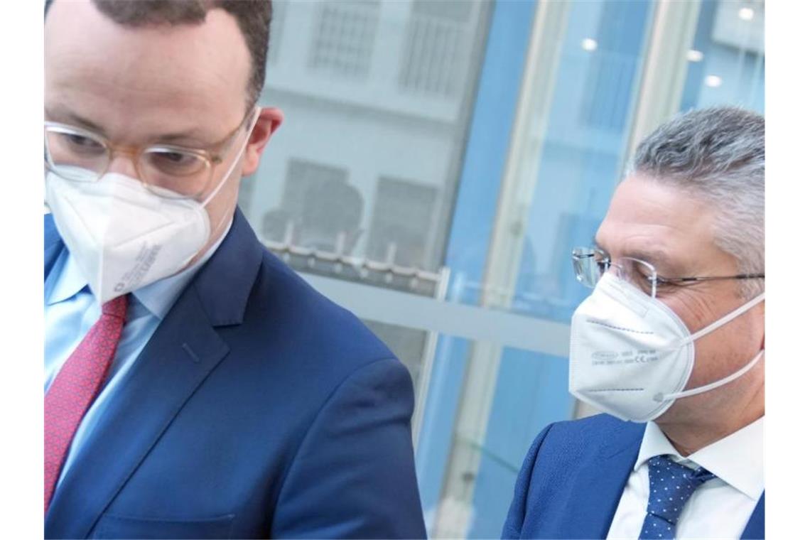 Sorge vor vierter Welle - Merkel mahnt zu erhöhter Vorsicht Jens Spahn, (CDU) geschäftsführender Bundesgesundheitsminister, und Lothar H. Wieler (r), Präsident des Robert Koch Institut (RKI), nach einer Pressekonferenz in der Bundespressekonferenz. Foto: Kay Nietfeld/dpa