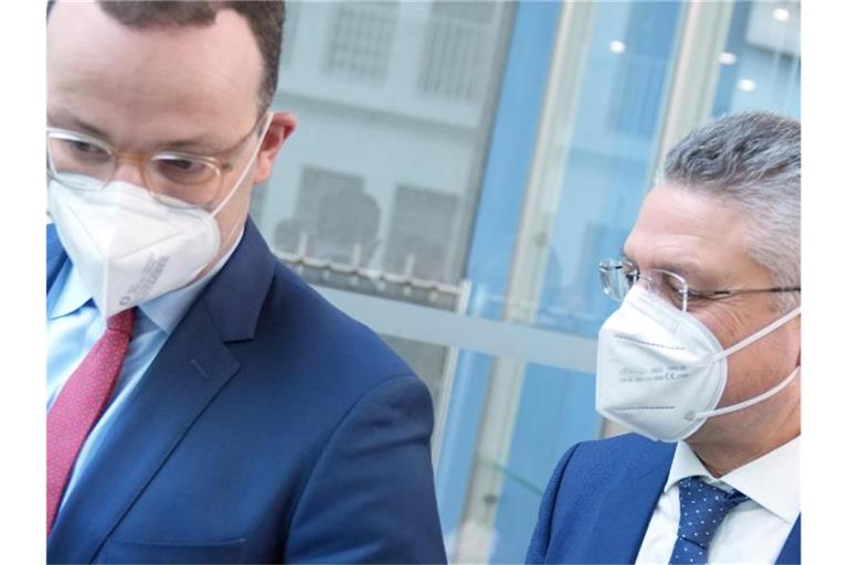 Jens Spahn, (CDU) geschäftsführender Bundesgesundheitsminister, und Lothar H. Wieler (r), Präsident des Robert Koch Institut (RKI), nach einer Pressekonferenz in der Bundespressekonferenz. Foto: Kay Nietfeld/dpa