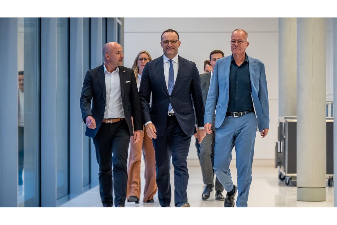 Bilder des Tages Jens Spahn (CDU, M), CDU/CSU-Fraktionsvorsitzender im Bundestag, kommt mit Mathias Miersch (r), SPD-Fraktionsvorsitzender im Bundestag, und Alexander Hoffmann, CSU-Landesgruppenvorsitzender im Bundestag, zum Statement nach der namentlichen Abstimmung von Richtern und Richterinnen am Bundesverfassungsgericht (BVerfG).