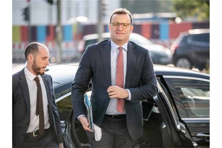 Jens Spahn (CDU, r), Bundesminister für Gesundheit, kommt zur Sitzung des CDU-Präsidiums am Konrad-Adenauer-Haus an. Foto: Michael Kappeler/dpa/Aktuell