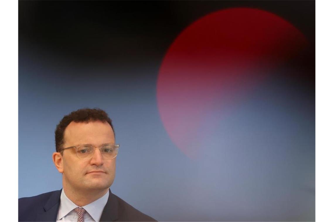 Spahn warnt vor zweiter Corona-Welle Jens Spahn hat die Bürger vor Nachlässigkeit im Umgang mit der Corona-Pandemie gewarnt und eindringlich aufgerufen, die Schutzmaßnahmen einzuhalten. Foto: Fabrizio Bensch/Reuters pool/dpa