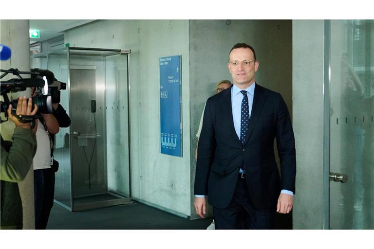 Jens Spahn im Juni auf dem Weg zum Haushaltsausschuss - nun wird Sonderermittlerin Sudhof befragt. (Archivbild)