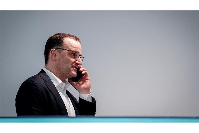 Jens Spahn ist in der Corona-Krise laut einer Untersuchung "gegen den Rat seiner Fachabteilungen" in großem Umfang in die Schutzmasken-Beschaffung eingestiegen. (Archivfoto)