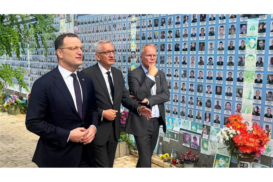 Jens Spahn (l) und Matthias Miersch (r) gemeinsam in der Ukraine: Sie gedenken bei ihrem Besuch in der ukrainischen Hauptstadt Kiew zusammen mit dem deutschen Botschafter in der Ukraine Martin Jäger den getöteten ukrainischen Soldaten.
