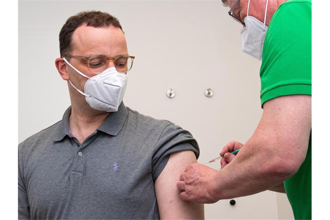 Jens Spahn (l,CDU), Bundesminister für Gesundheit, wird in einer Hausarztpraxis mit dem Impfstoff AstraZeneca geimpft. Foto: Guido Kirchner/dpa